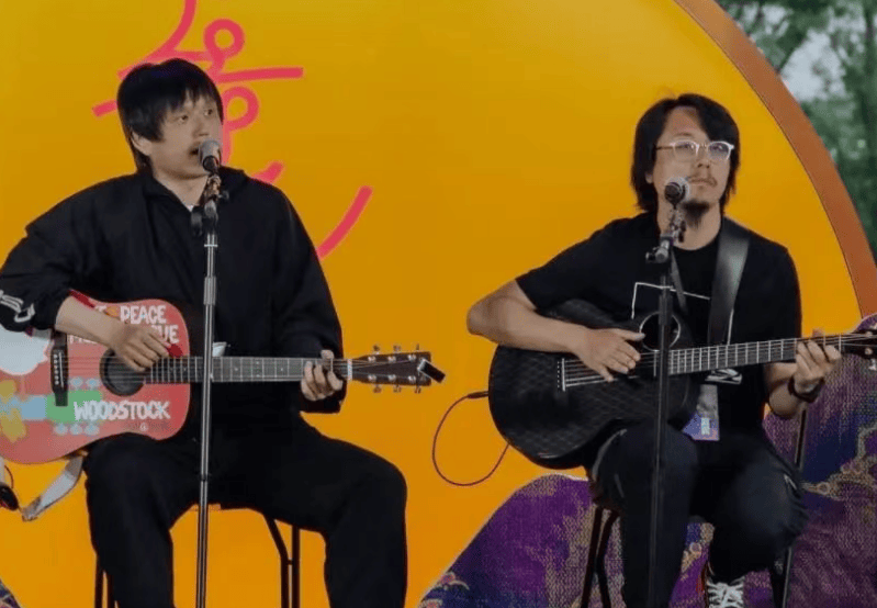 沈殿霞与郑少秋的女儿郑欣宜<strong></p>
<p>小白炒币</strong>，成为本周补位歌手！官方介绍：郑欣宜的歌声是岁月酿造的蜜糖，带着治愈的甜与成长的收获