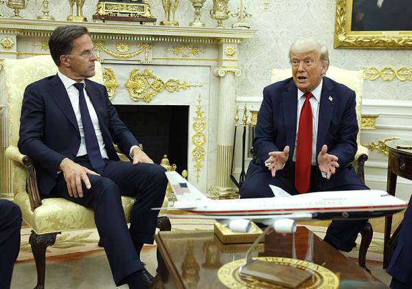 北约秘书长宣称：中国、印度和巴西等国若继续与俄罗斯做生意<strong></p>
<p>萌币</strong>，可能会受到“二级制裁”