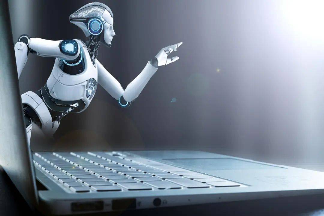 DeepSeek流量下滑<strong></p>
<p>萌币</strong>，这半年梁文锋都干了啥？