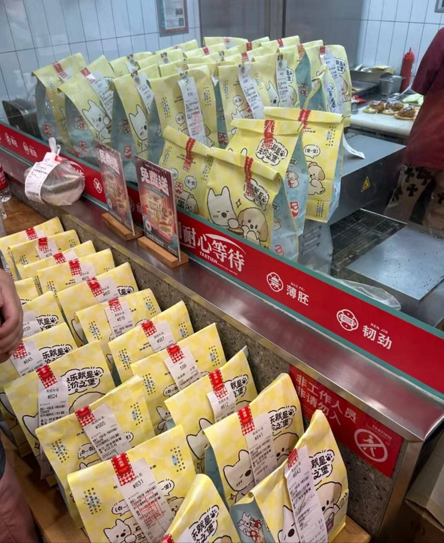 “0元购”现身“补贴大战”升级<strong></p>
<p>萌币</strong>，外卖鏖战谁是赢家？