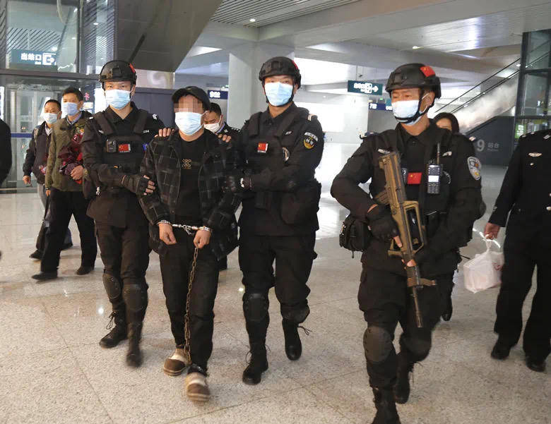 “男子强奸嫂嫂出狱后又刺死见义勇为者”案二审<strong></p>
<p>碰碰币</strong>，择日宣判 警方曾披露抓捕过程等诸多细节