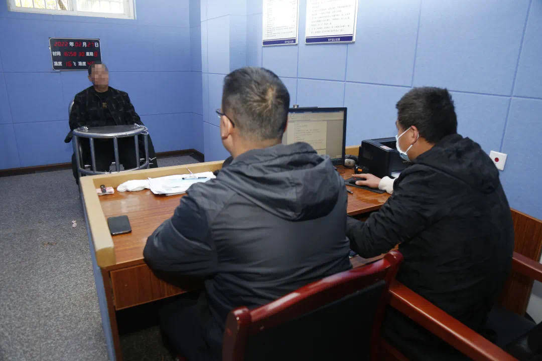 “男子强奸嫂嫂出狱后又刺死见义勇为者”案二审<strong></p>
<p>碰碰币</strong>，择日宣判 警方曾披露抓捕过程等诸多细节