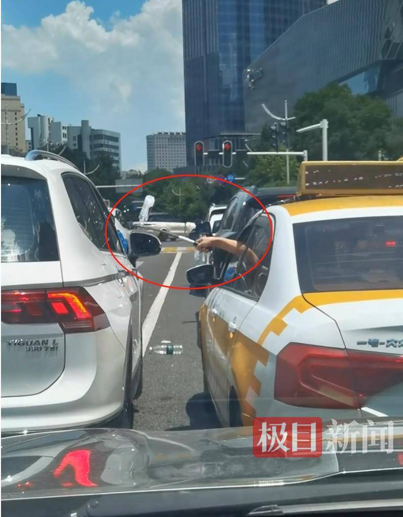 汉口街头发生不和谐一幕：白色汽车有人向出租车泼水，的哥挥舞甩棍击破白车玻璃……