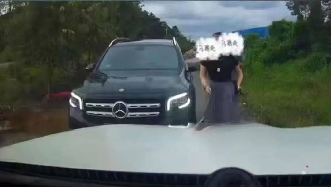 “奔驰女司机亮证逼迫让路”<strong></p>
<p>币圈app</strong>，当地警方通报：成立工作组展开调查