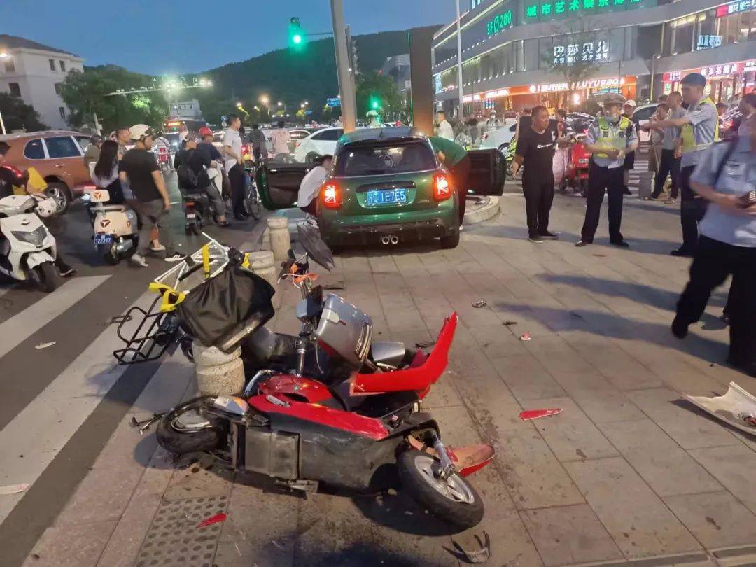 徐州“宝马MINI致1死7伤案”一审宣判：肇事司机获刑两年八个月