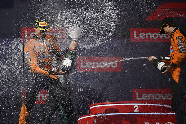 勒克莱尔被“幻影进站”欺骗痛失领奖台<strong></p>
<p>币圈换群</strong>，迈凯伦车队成为F1上半赛季大赢家