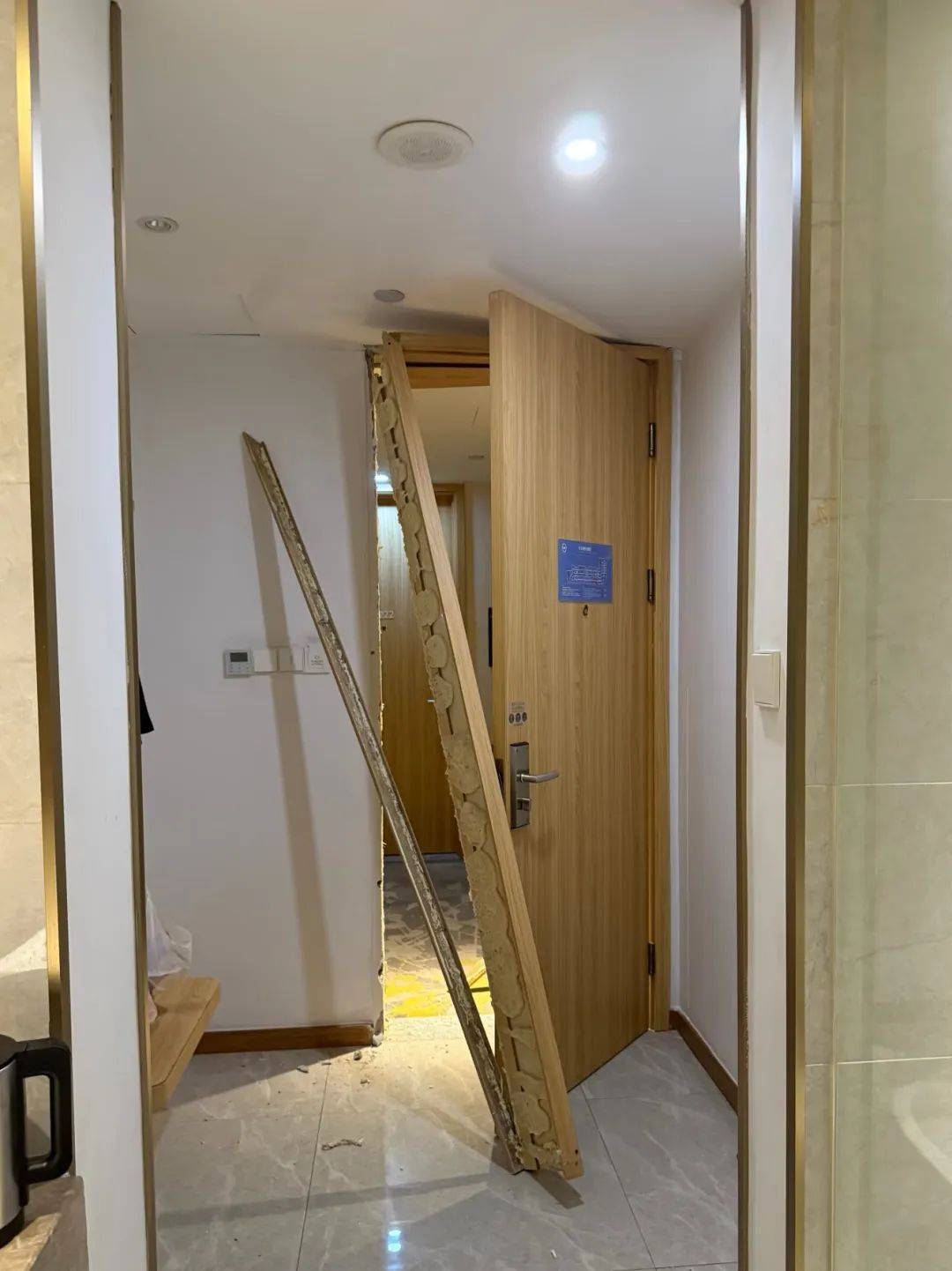 男子在杭州一酒店洗澡时被陌生人暴力闯入<strong></p>
<p>币圈换群</strong>，房间大门被踢烂，踹门男子怀疑前女友正在酒店与他人开房