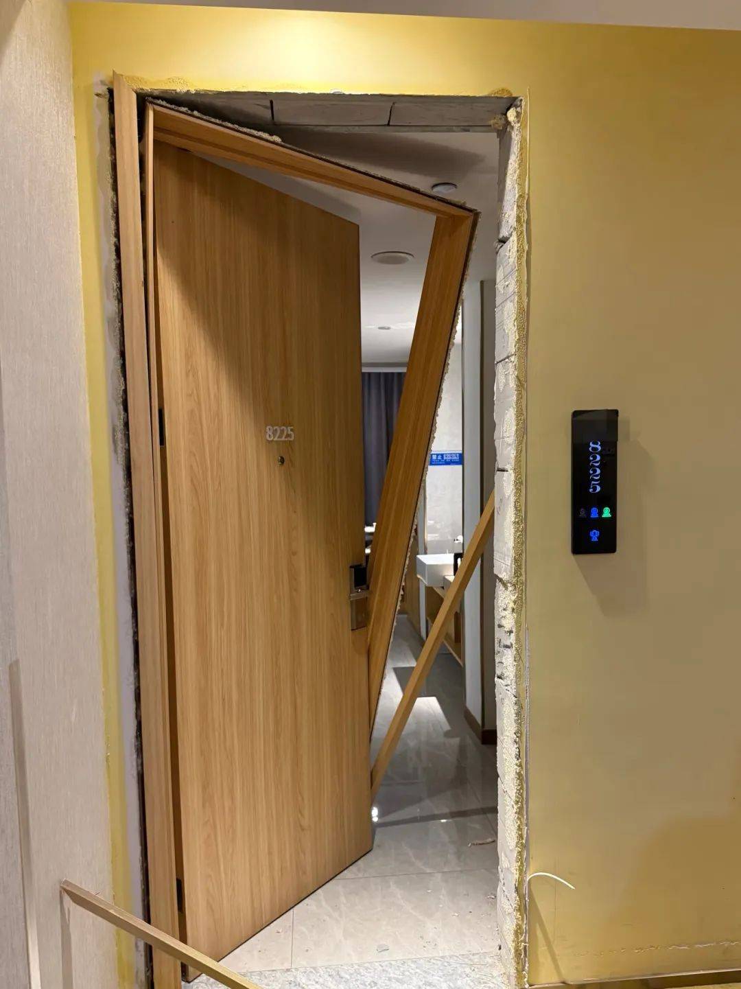 男子在杭州一酒店洗澡时被陌生人暴力闯入<strong></p>
<p>币圈换群</strong>，房间大门被踢烂，踹门男子怀疑前女友正在酒店与他人开房