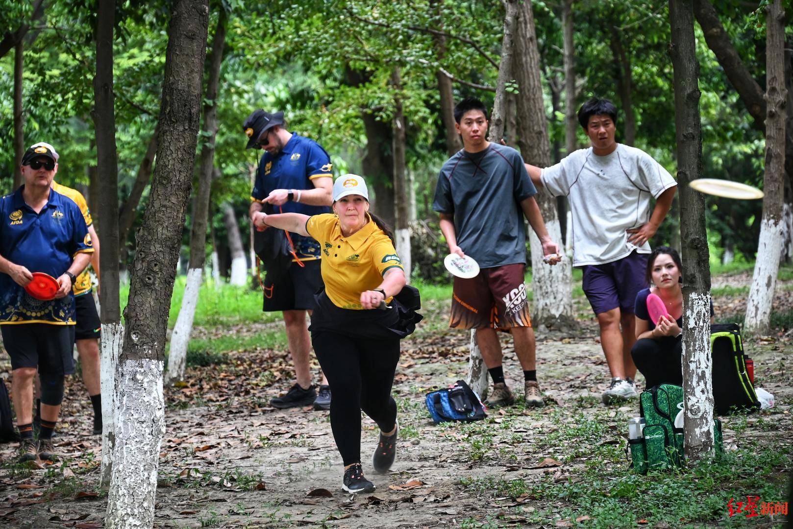 在成都的公园里，为世运会热身！澳大利亚掷准飞盘队特殊的赛前“体验”