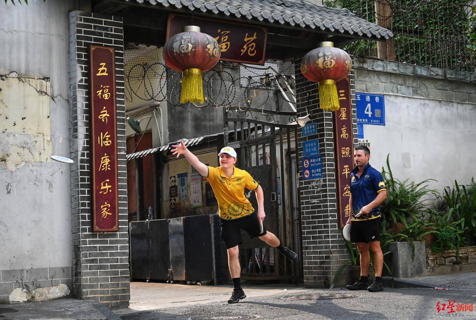 在成都的公园里<strong></p>
<p>etf币交易</strong>，为世运会热身！澳大利亚掷准飞盘队特殊的赛前“体验”