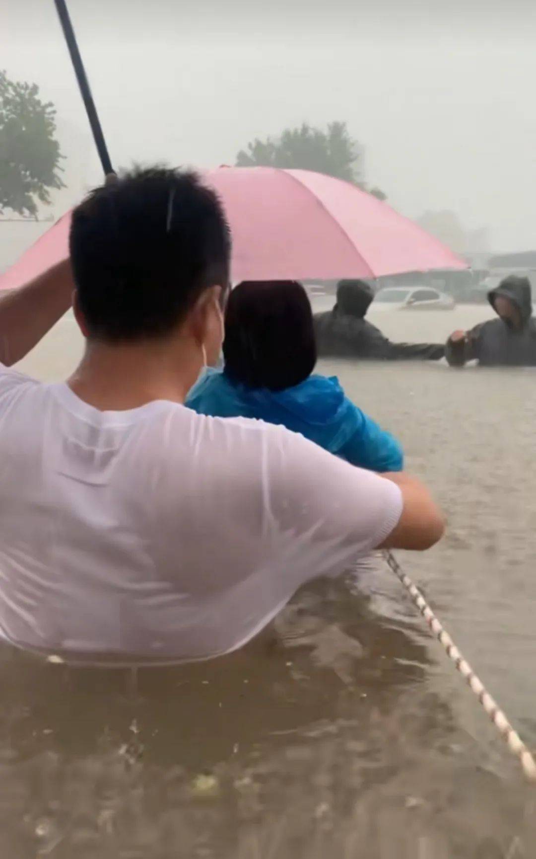 郑州暴雨致京广路隧道被淹<strong></p>
<p>炒币助手</strong>，亲历者：车是飘起来的，很害怕，有人爬梯子离开 2021年也曾淹没多台车辆