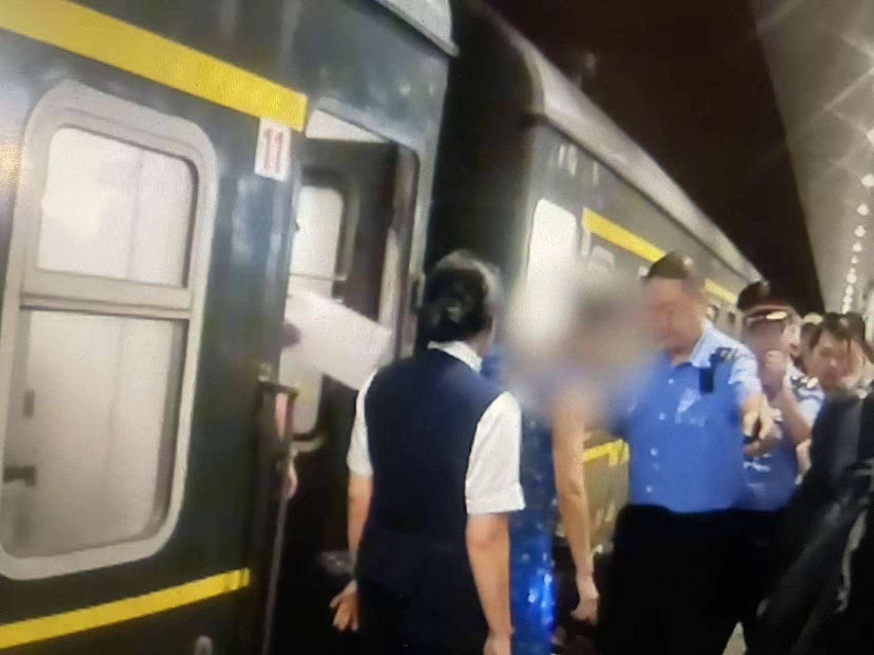 女子火车上“霸座”不听劝<strong></p>
<p>炒币助手</strong>，抵达北京后行政拘留7天！