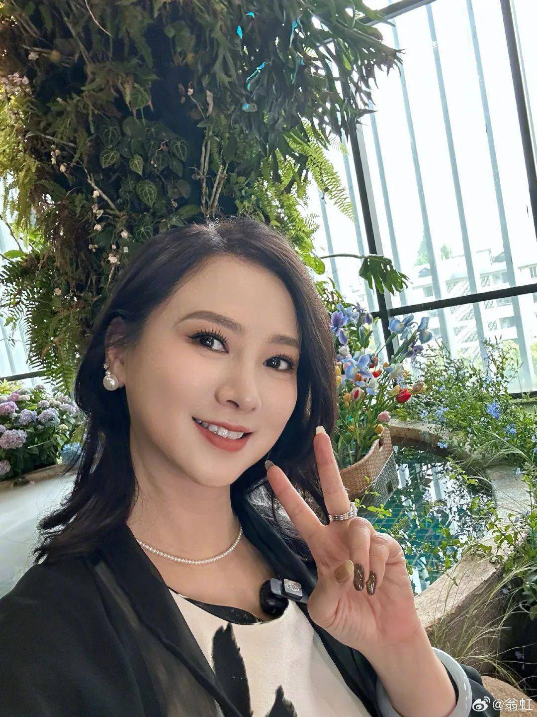 翁虹25年后再扮猫妖 重现《春光灿烂猪八戒》经典角色