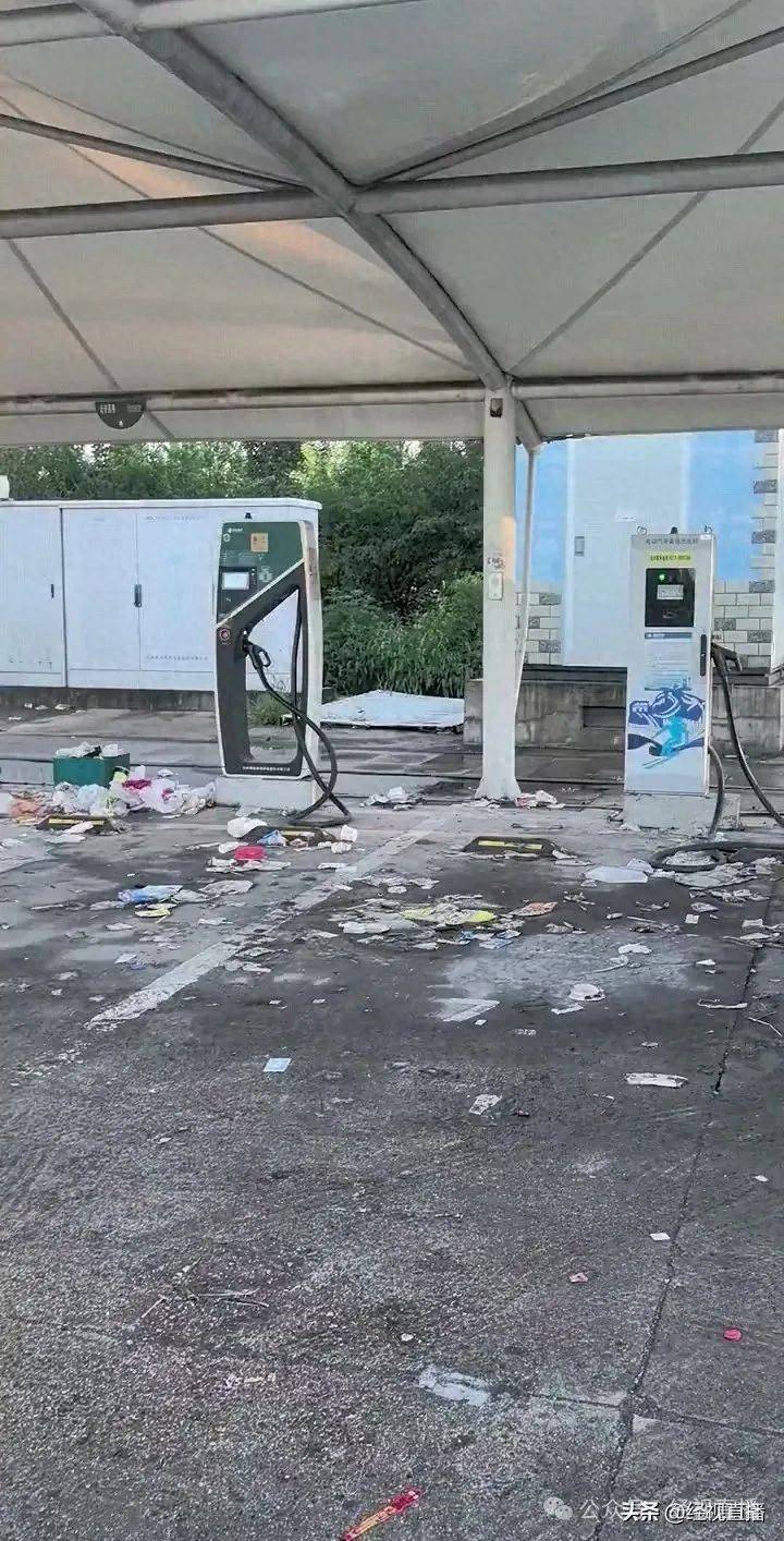 河北张家口一高速服务区垃圾成灾<strong></p>
<p>币圈夫妻</strong>，休息区桌椅上堆满泡面桶，官方回应