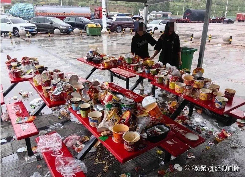 河北张家口一高速服务区垃圾成灾<strong></p>
<p>币圈夫妻</strong>，休息区桌椅上堆满泡面桶，官方回应
