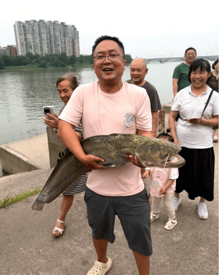 四川一男子钓1米长大鱼后放生<strong></p>
<p>币圈狂人</strong>，围观者高呼“卖给我”，回应：钓鱼是为娱乐