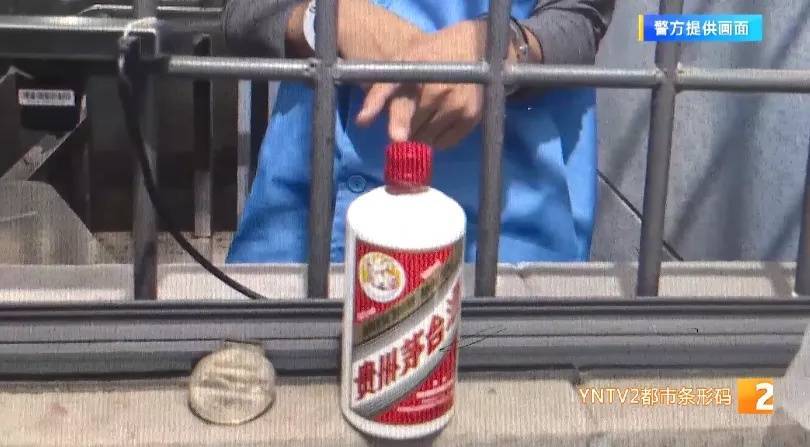 凌晨怪事！男子提着茅台袋子在车库<strong></p>
<p>币讯</strong>，翻垃圾桶竟为了.....