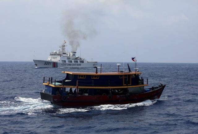 看见中国拖船到场<strong></p>
<p>炒币亏钱</strong>，菲律宾又划新红线，不许中方登上“坐滩”军舰