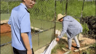 安徽一钓鱼佬钓到一条1米长20斤的“大鱼”<strong></p>
<p>炒币亏钱</strong>，赶紧送到派出所，民警：放生！