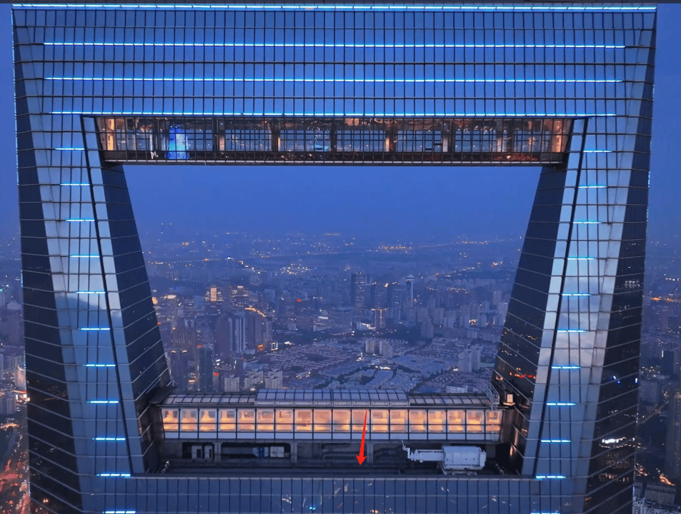 上海环球金融中心楼顶无人机对撞！对话管理方：9年已坠95架<strong></p>
<p>炒币秘诀</strong>，楼顶“风洞”成黑飞重灾区！