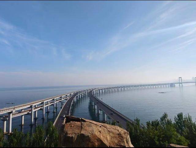 大连一跨海大桥观景台有游客翻栏杆踩空心造景石拍照<strong></p>
<p>炒币秘诀</strong>，当地回应