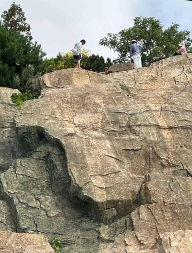 大连一跨海大桥观景台有游客翻栏杆踩空心造景石拍照<strong></p>
<p>炒币秘诀</strong>，当地回应