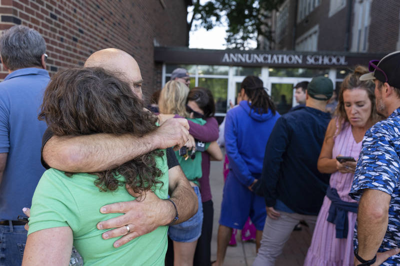 突发！23岁枪手向满是儿童的教堂开火致3死17伤，特朗普：全国降半旗志哀