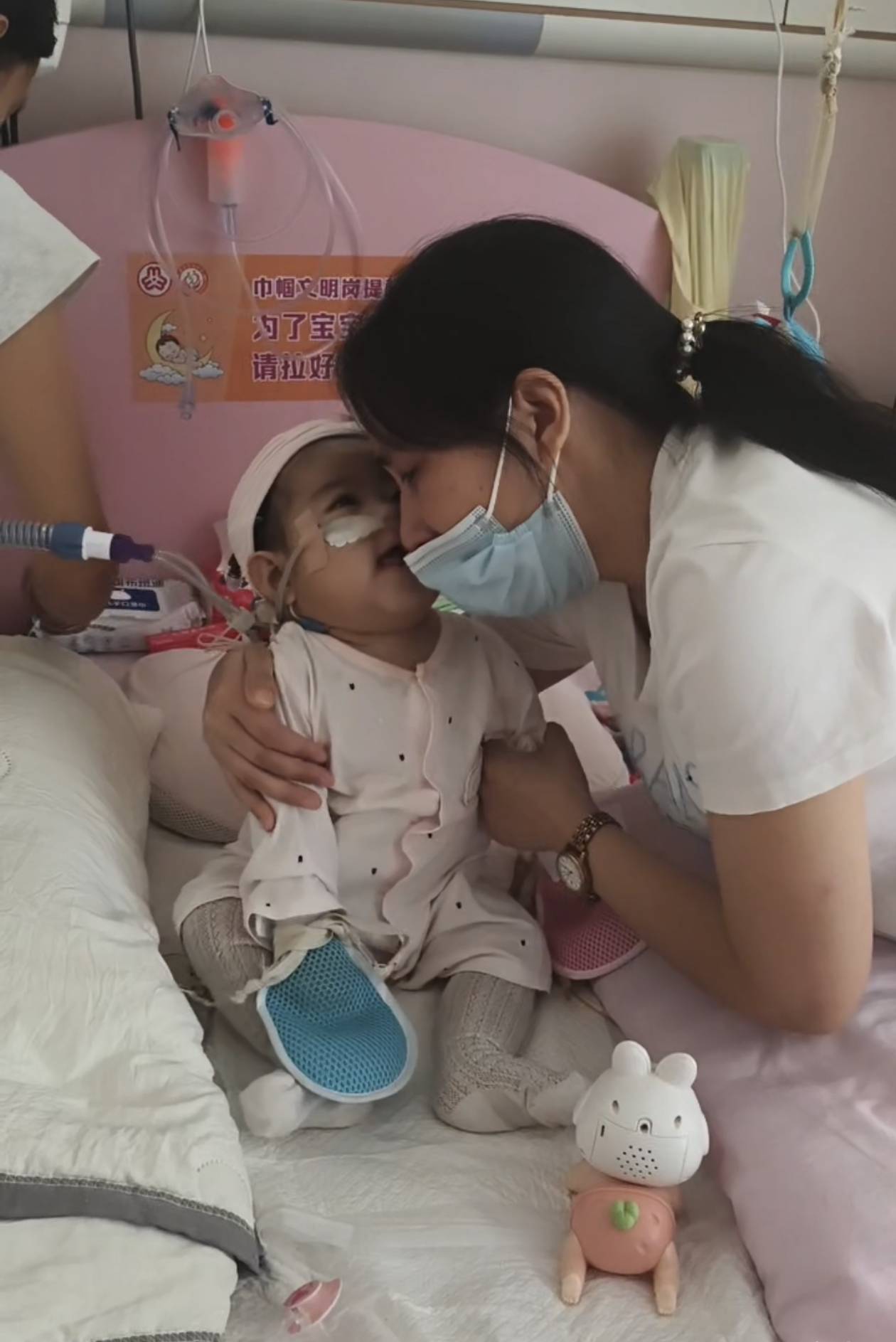 奶奶在哭<strong></p>
<p>今日币价</strong>，宝宝在笑！40天女婴重病，00后父亲割肝救女，术后这一幕让网友泪奔