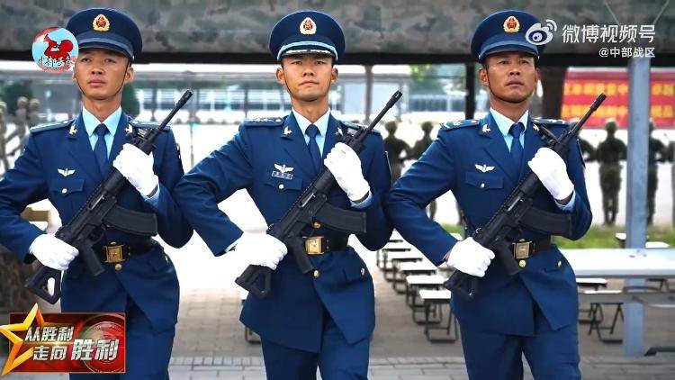 九三阅兵倒计时5天<strong></p>
<p>今日币价</strong>！空中梯队多型新机将首次受阅 队员练就“米秒不差”