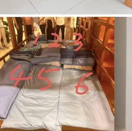 广东一学校午休室住近百人？官方：二孩入学潮致空间不足，已分流降低密度