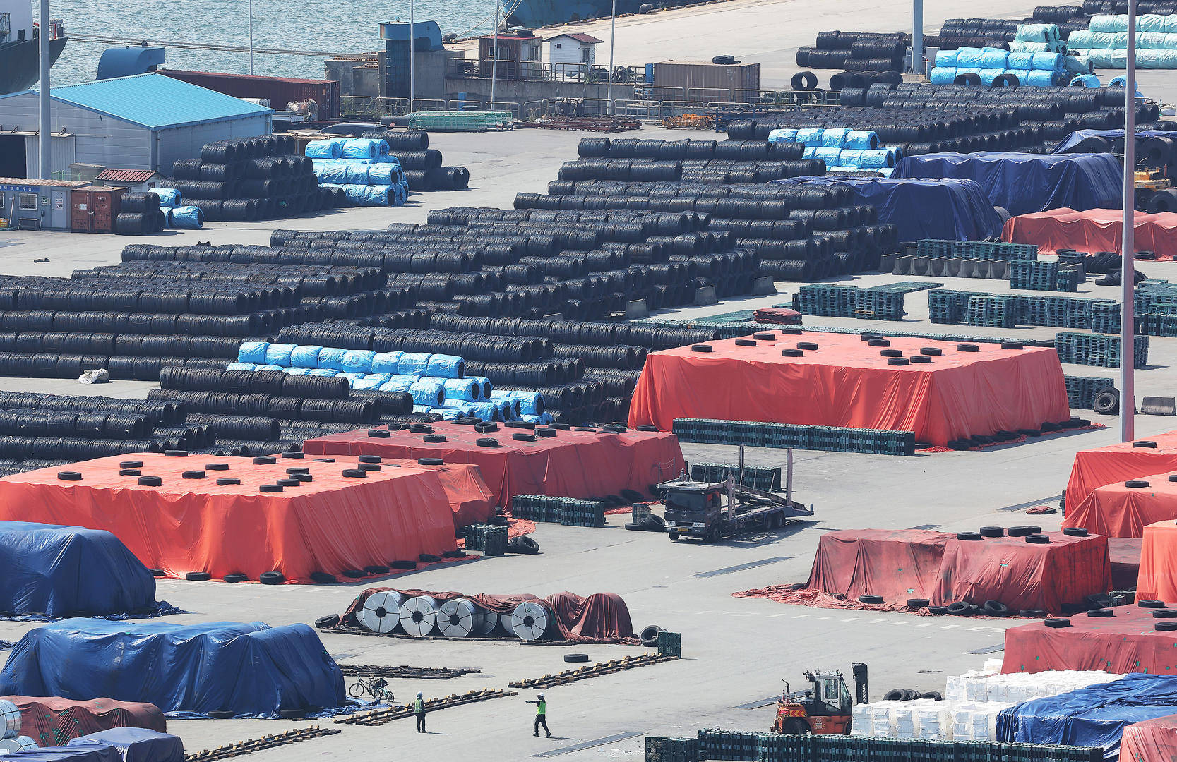 美“关税炸弹”影响在韩显现：汽车产业遭重击,半导体产业出口量大增