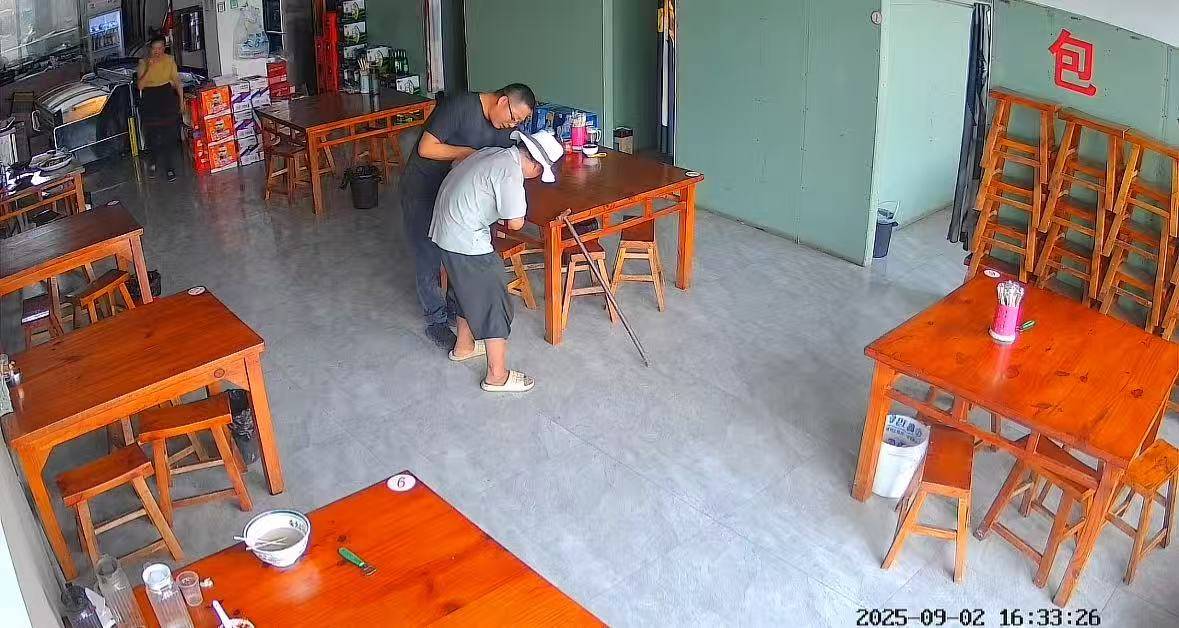 店门口大爷竹筐卖不动<strong></p>
<p>校币</strong>，河南周口面馆老板暖心发视频帮卖，网友隔空下单：我出钱你送人