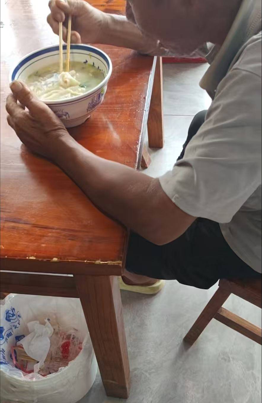 店门口大爷竹筐卖不动<strong></p>
<p>校币</strong>，河南周口面馆老板暖心发视频帮卖，网友隔空下单：我出钱你送人