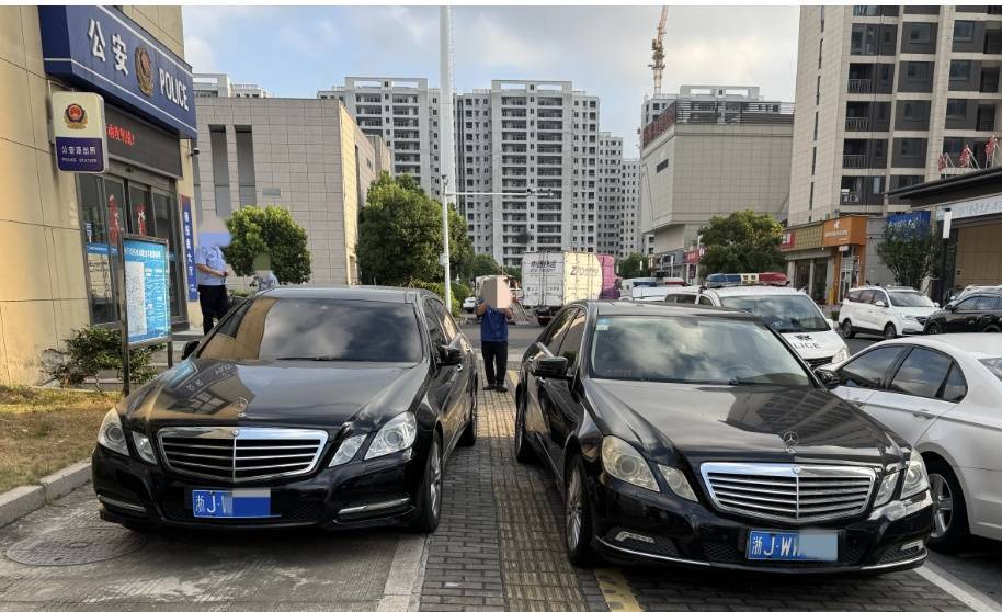 浙江街头惊现两辆“一模一样”的车！民警一查<strong></p>
<p>校币</strong>，不简单，当场扣车