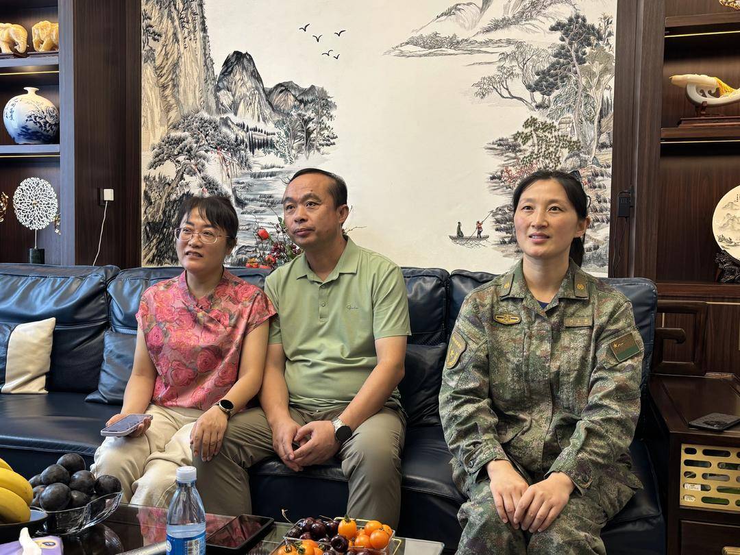 抗战胜利80周年大阅兵民兵方阵<strong></p>
<p>校币</strong>，有两名女生来自无锡地区