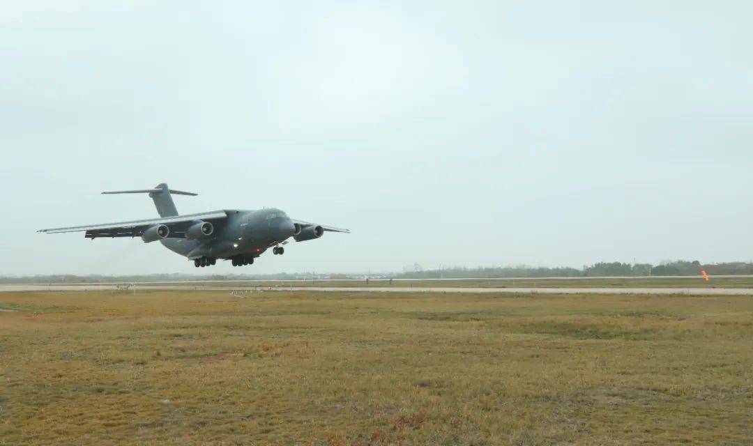 阅兵最帅女机长<strong></p>
<p>校币</strong>，是她！