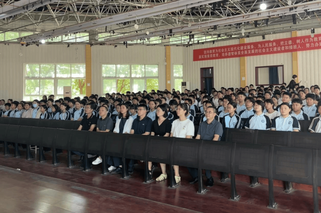 洛龙区开学第一堂法治课开讲啦<strong></p>
<p>校币</strong>！