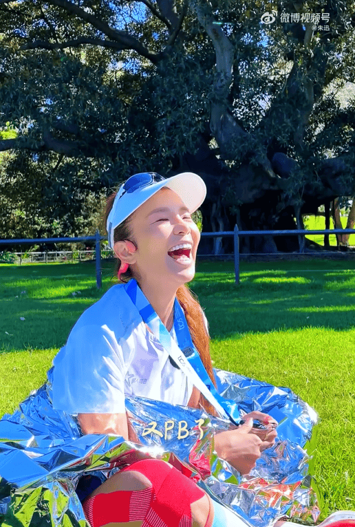 知名主持人朱迅跑完悉尼马拉松全马<strong></p>
<p>校币</strong>，开心大笑：又创造个人最好成绩