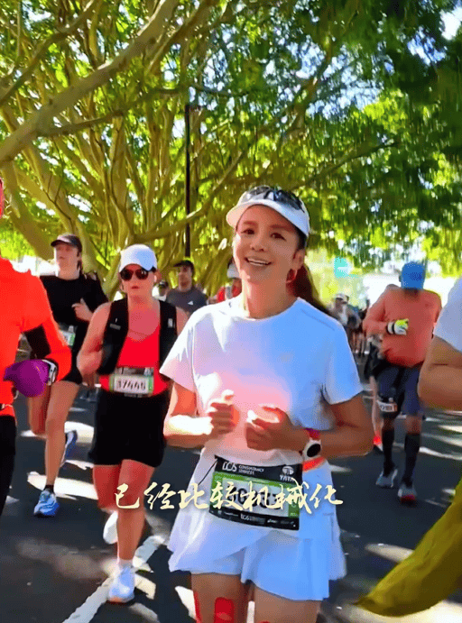 知名主持人朱迅跑完悉尼马拉松全马<strong></p>
<p>校币</strong>，开心大笑：又创造个人最好成绩