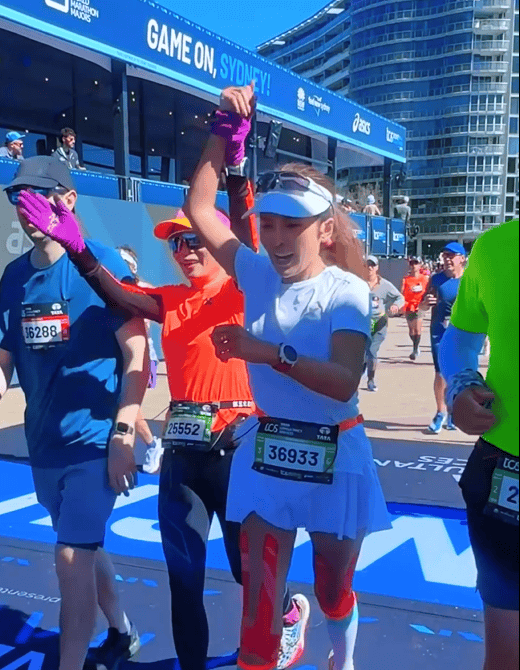 知名主持人朱迅跑完悉尼马拉松全马<strong></p>
<p>校币</strong>，开心大笑：又创造个人最好成绩