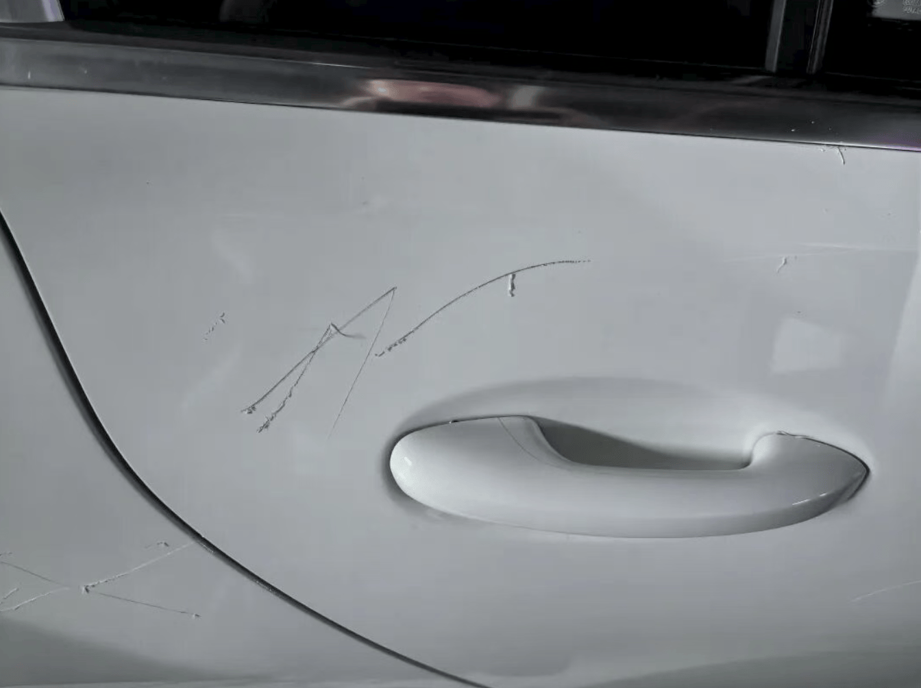 女子用铁片将邻居奔驰车划开数个口子<strong></p>
<p>ven币走势图</strong>，被采取刑事强制措施 双方曾因车门磕碰发生口角