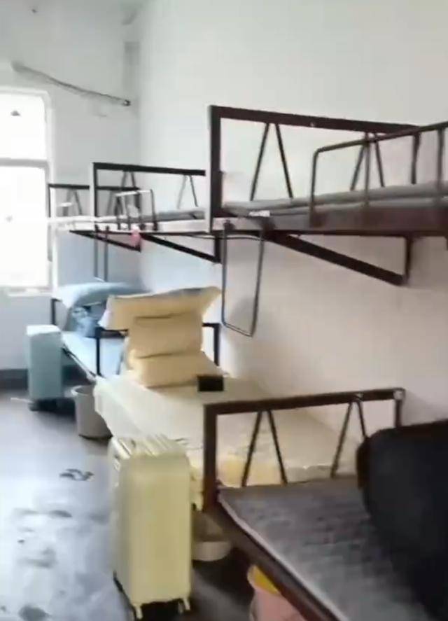 湖南一学生宿舍床铺仅用三角铁和螺丝固定<strong></p>
<p>ven币走势图</strong>，学校回应