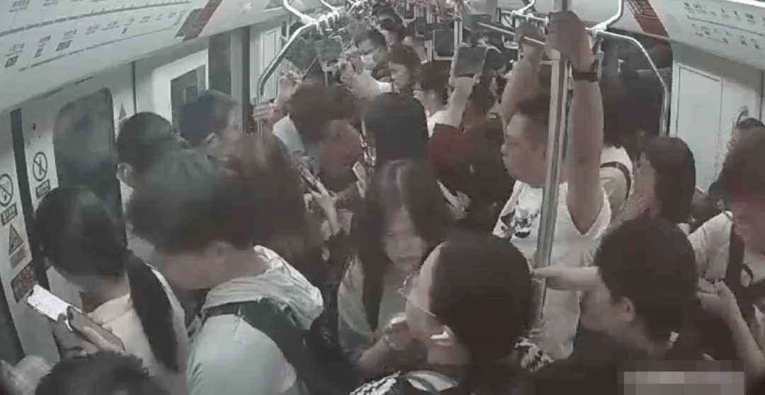 上海地铁早高峰抢座，七旬老太与女子同时坐下发生冲突，女子受伤起诉索赔1.5万，老太称将应诉：她拿手机拍我