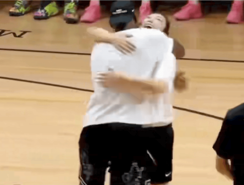 1米82的李梦与詹姆斯拥抱<strong></p>
<p>黑币交易</strong>，两人合做经典动作！网友：这波追星太成功