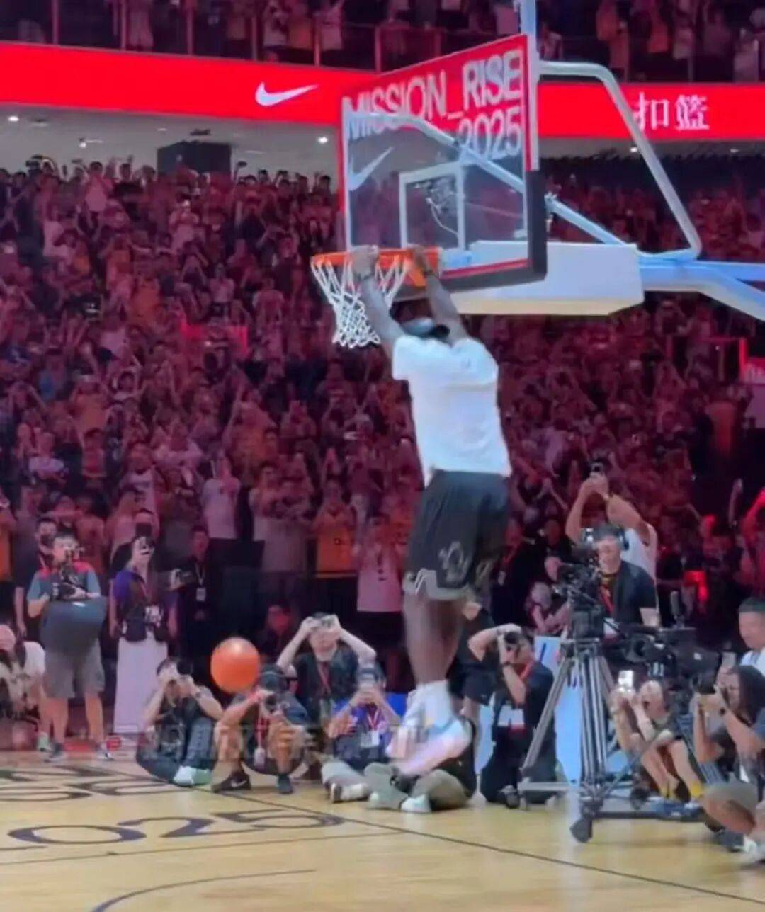 1米82的李梦与詹姆斯拥抱<strong></p>
<p>黑币交易</strong>，两人合做经典动作！网友：这波追星太成功