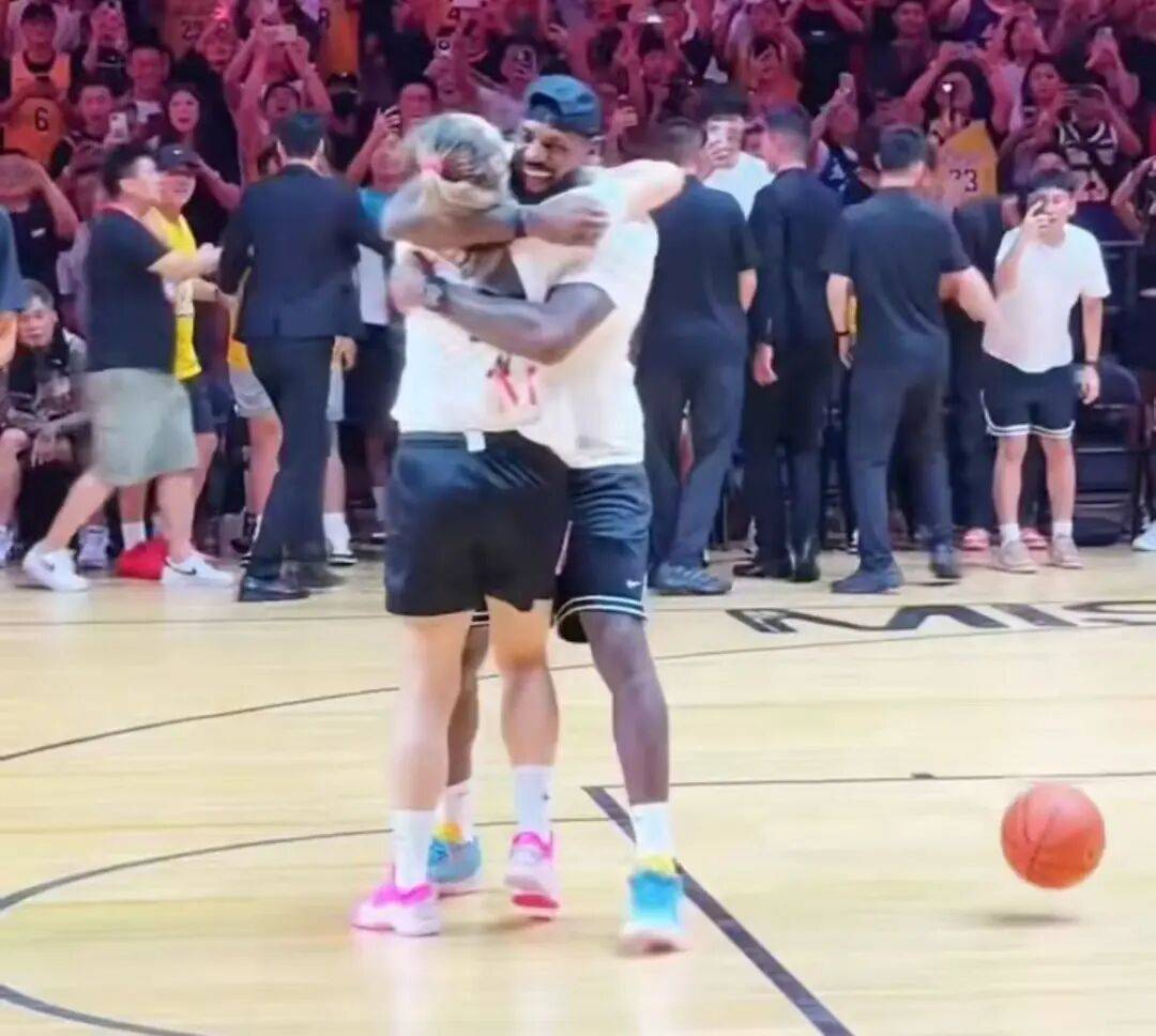 1米82的李梦与詹姆斯拥抱<strong></p>
<p>黑币交易</strong>，两人合做经典动作！网友：这波追星太成功