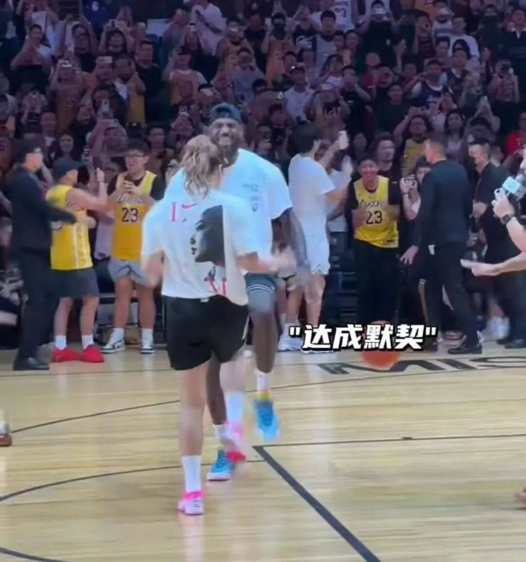 1米82的李梦与詹姆斯拥抱<strong></p>
<p>黑币交易</strong>，两人合做经典动作！网友：这波追星太成功