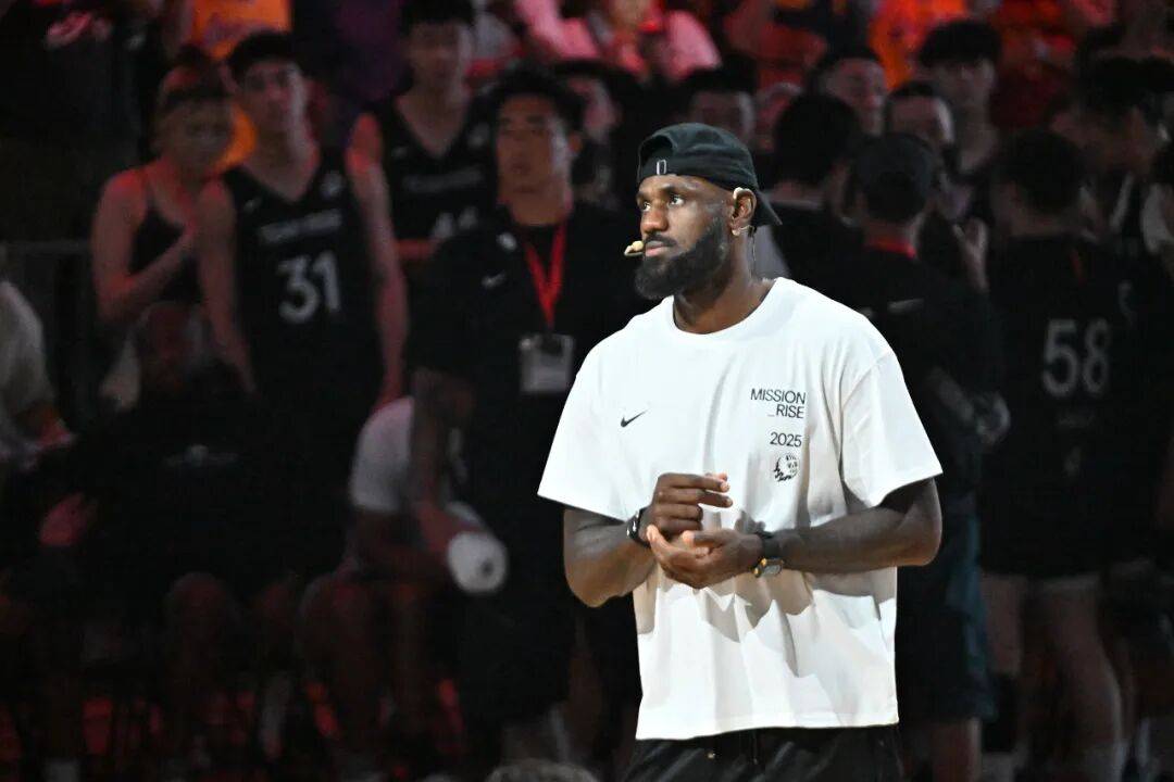 1米82的李梦与詹姆斯拥抱<strong></p>
<p>黑币交易</strong>，两人合做经典动作！网友：这波追星太成功