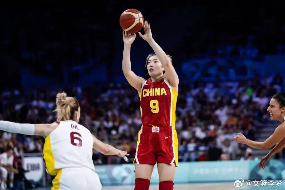 1米82的李梦与詹姆斯拥抱<strong></p>
<p>黑币交易</strong>，两人合做经典动作！网友：这波追星太成功