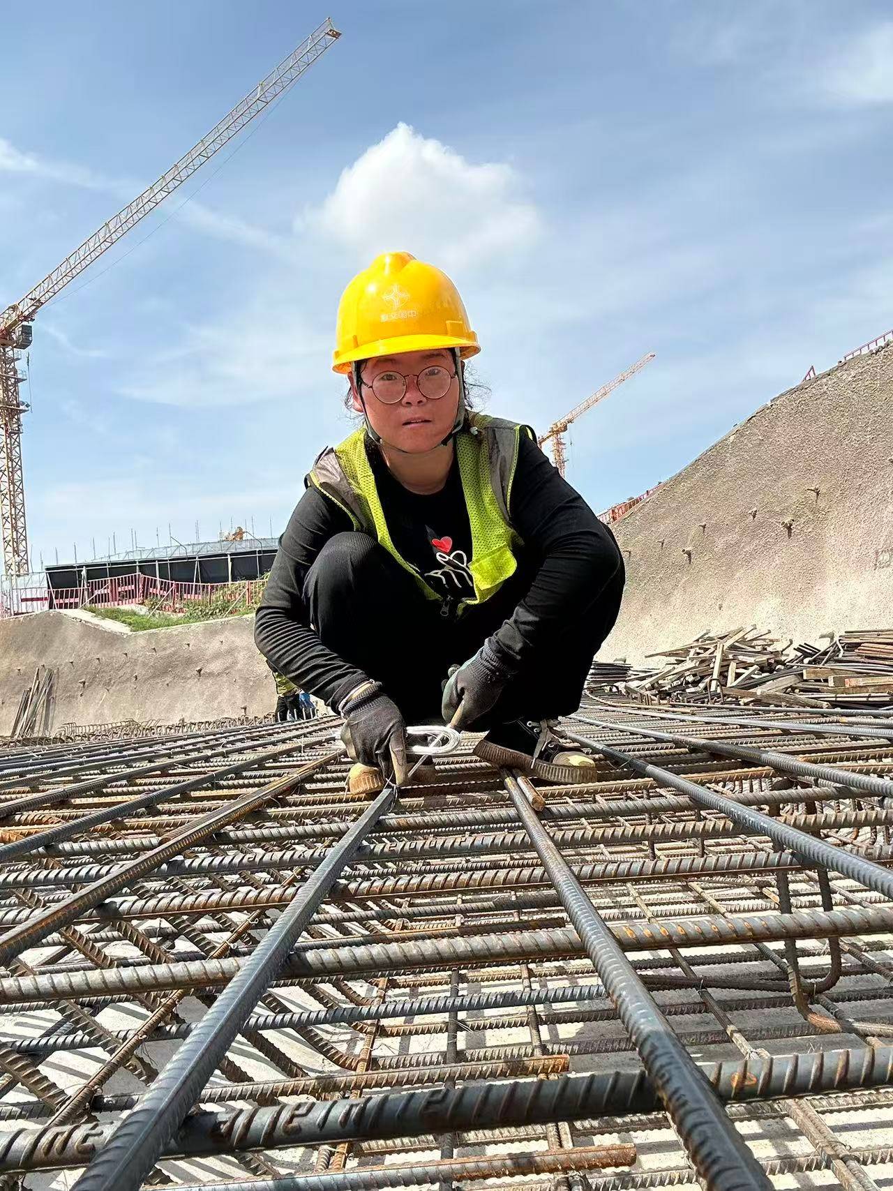 00后女孩工地绑钢筋5年成家里经济支柱：汗水流进眼睛特别疼<strong></p>
<p>币币交易手续费</strong>，工友让我干轻松的活